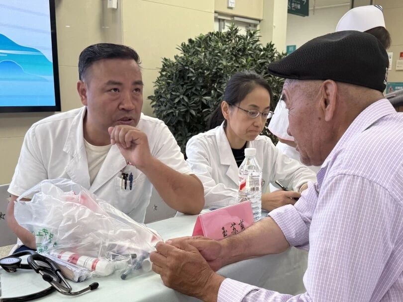 聚焦“一老一小”民生关切，星空在线平台-星空在线官网
持续开展健康关爱公益行动
